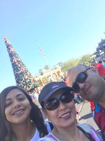 Marjorie Soto- Nicole Soto - Steven Strasburger at Universal Studios